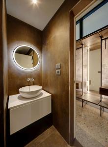 y baño con lavabo y espejo. en Palazzina RIVA, en Venecia