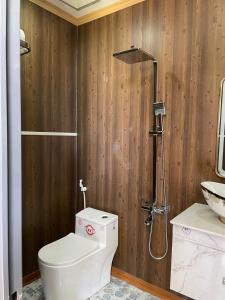 a bathroom with a toilet and a sink and a shower at Khách sạn - Nhà hàng Hoàng Phúc in Tuy Phong