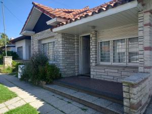 ein Backsteinhaus mit einem Kacheldach in der Unterkunft Marina in Mar del Plata