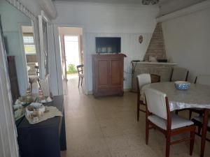 eine Küche und ein Esszimmer mit Tisch und Stühlen in der Unterkunft Marina in Mar del Plata