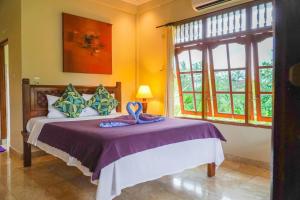 Postel nebo postele na pokoji v ubytování Nirwa 1 Ubud Guesthouse + 37 fotografií