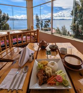 un plato de comida en una mesa con vistas al océano en Amantani Samary Lodge en Ocosuyo
