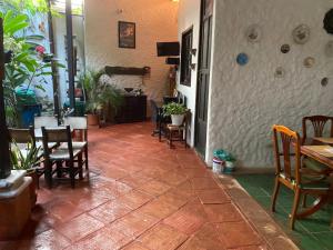eine Terrasse mit Stühlen, einem Tisch und Stühlen in der Unterkunft Hotel Doña Hilda in San Martín