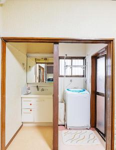 千叶Takeuchi Goya的带冰箱和水槽的小厨房