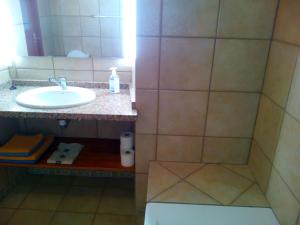 サンタ・クルス・デ・ラ・パルマにあるCasa Marilanのバスルーム(洗面台、鏡付)