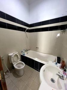 Kúpeľňa v ubytovaní Rumah Modern 3BR dekat Cafe-Cafe