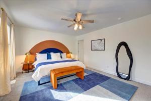 een slaapkamer met een bed en een plafondventilator bij Newly Built Oasis close to IU 4bd/2.5ba in Bloomington