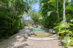 Bazén v ubytování Coral Apartments Port Douglas nebo v jeho okolí
