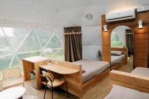 150 Peakway Mountain Resort في دالاجيت: غرفة نوم بسرير ومكتب وطاولة