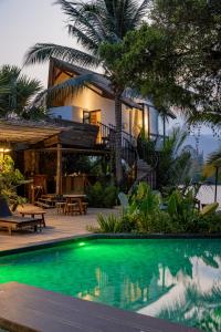 Daya Villa في كامبوت: بيت فيه مسبح قدام بيت