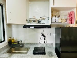 Kuchyň nebo kuchyňský kout v ubytování Raven's Nest Cozy Condo with Netflix Wi-fi in Imus