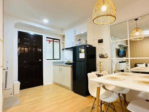 Kuchyň nebo kuchyňský kout v ubytování Raven's Nest Cozy Condo with Netflix Wi-fi in Imus