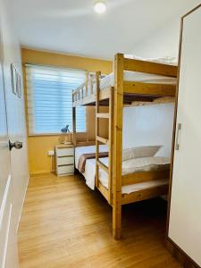Postel nebo postele na pokoji v ubytování Raven's Nest Cozy Condo with Netflix Wi-fi in Imus