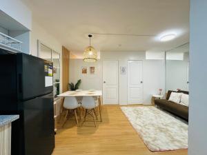 Kuchyň nebo kuchyňský kout v ubytování Raven's Nest Cozy Condo with Netflix Wi-fi in Imus