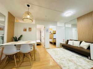 Posezení v ubytování Raven's Nest Cozy Condo with Netflix Wi-fi in Imus + 12 fotografií
