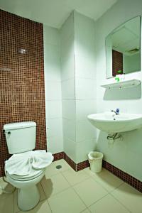 La salle de bains est pourvue de toilettes et d'un lavabo. dans l'établissement TM Land Hotel, à Phra Nakhon Si Ayutthaya