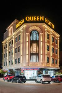 hotel z samochodami zaparkowanymi przed nim w obiekcie ROSA QUEEN HOTEL w mieście Bien Hoa