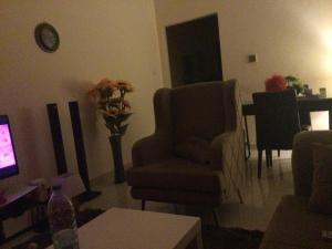 - un salon avec une chaise et une table dans l'établissement 1 bedroom apartment, à Fujaïrah