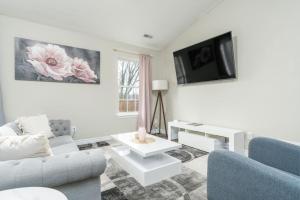 sala de estar con sofá y mesa en Peaceful Modern Home near Avon, en Avon