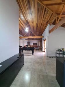 a large room with a ping pong table in it at Recanto Girassol em São Roque - Rota do Vinho in São Roque