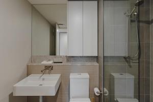 Bathroom sa City Center High-Rise Apartment with Parking