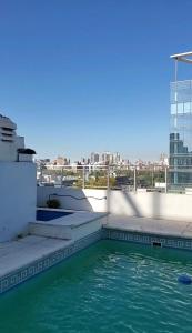 a swimming pool on top of a building with water at Hermoso apartamento en el corazón de Palermo - Cerca de todo in Buenos Aires