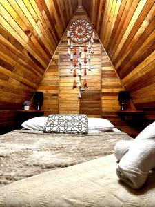 Tempat tidur dalam kamar di Airport Traveler's home.