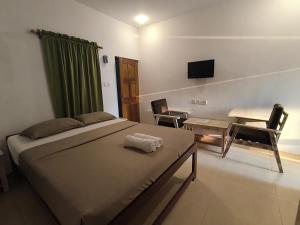 SHANKAR by the SEA, 2 min from Mandrem Beach的电视和/或娱乐中心