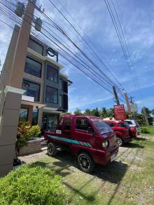 un camión rojo estacionado frente a un edificio en Eight Breeze en Baclayon