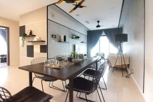 - une table à manger et des chaises dans le salon dans l'établissement A Cozy & Lovely High-Floor 3BR Suite City Views, à Johor Bahru