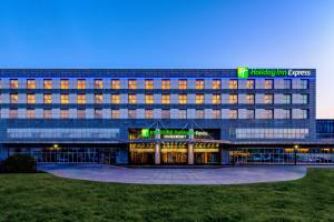 Un gran edificio con un hotel encima. en Holiday Inn Express Beijing Conference Center by IHG, en Beijing
