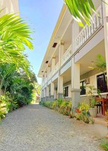 un edificio con palmeras delante en Retreat to a Stylish Flat w/ Balcony + Garden View en Liloan