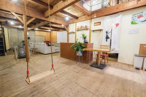 a room with a swing in the middle of a room at Stone Lodge 小樽 in Kita-hamachō