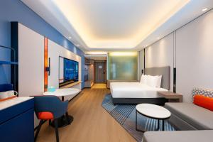 una habitación de hotel con una cama y un sofá en Holiday Inn Express Beijing Conference Center by IHG, en Beijing 41 fotos más