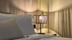 A bed or beds in a room at Sonata 44 Hotel Laureles