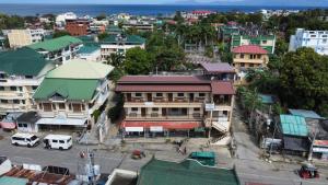 una vista aérea de una ciudad con edificios en Villa Pamana Inn Puerto Galera powered by Cocotel, en Puerto Galera