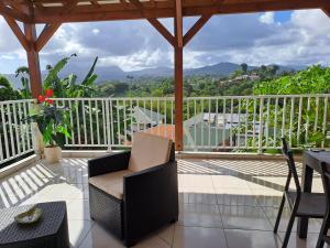 balcone con sedia e vista sulle montagne di BELLA a Gros-Morne