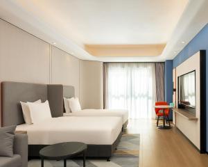 Habitación de hotel con 2 camas y sofá en Holiday Inn Express Beijing Conference Center, an IHG Hotel, en Beijing