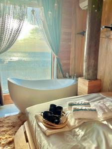 Ένα ή περισσότερα κρεβάτια σε δωμάτιο στο Oceanside Villa Phuquy Island