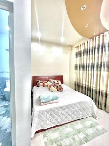 Cherry Homestay - Hoàng Đế motel في تشاو دوك: غرفة نوم بسرير ذو شراشف ووسائد بيضاء