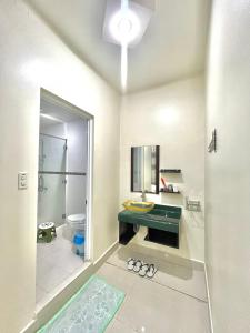 bagno con lavandino, servizi igienici e specchio di Cherry Homestay - Hoàng Đế motel a Chau Doc