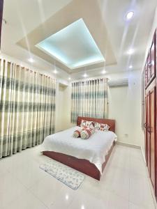 1 dormitorio con 1 cama y tragaluz en Cherry Homestay - Hoàng Đế motel, en Chau Doc