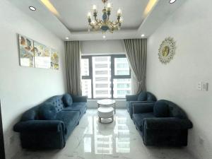 - un salon avec deux canapés bleus et un lustre dans l'établissement Nha Trang Ocean View Apartment, à Nha Trang 48 autres photos