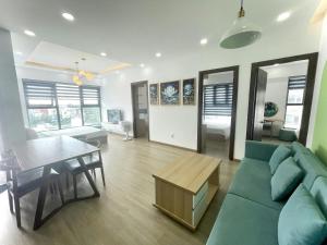 ein Wohnzimmer mit einem blauen Sofa und einem Tisch in der Unterkunft Nha Trang Ocean View Apartment in Nha Trang
