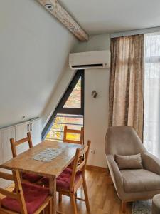 une salle à manger avec une table et une chaise dans l'établissement Apartman Monika Wind Resort, à Divčibare