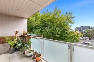een balkon met potplanten op een gebouw bij Quirky, Spacious & Sophisticated 2-Bed in St Kilda in Melbourne
