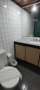 uma casa de banho com um WC, um lavatório e um espelho. em Hotel sol vitória Marina em Salvador