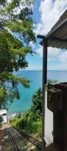 una ventana de tren con vistas al océano en Hotel sol vitória Marina, en Salvador