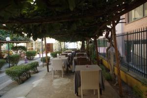ラヴァーニャにあるHotel Albaのレストランのテーブルと椅子