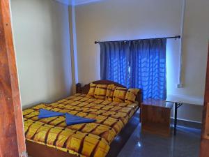 高龍撒冷島的住宿－Coplestone Hotel，一间卧室配有一张蓝色的床